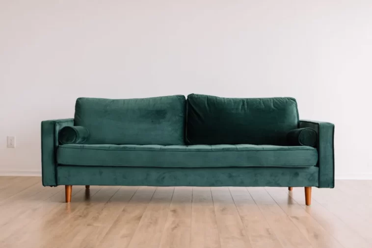 Jambes de canapé bancales ?  Voici comment les réparer vous-même