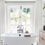 7 façons de garder les étagères de votre salle de bain organisées