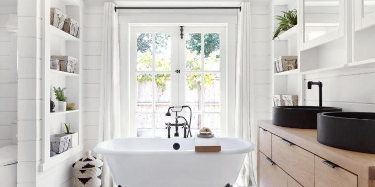 7 façons de garder les étagères de votre salle de bain organisées