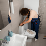 Pourquoi une salle de bain propre est cruciale pour prévenir les accidents de glissade et de chute