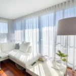 Rideaux transparents élégants à Dubaï : améliorez la décoration de votre maison à moindre coût