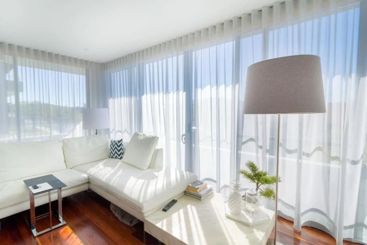 Rideaux transparents élégants à Dubaï : améliorez la décoration de votre maison à moindre coût